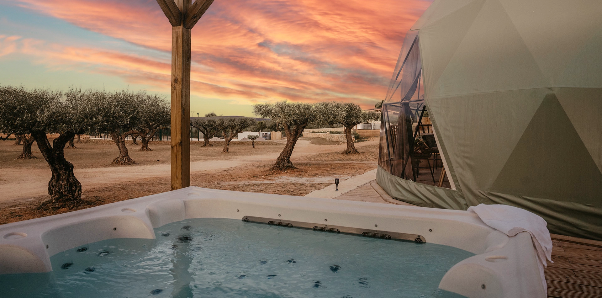 dome jacuzzi coucher soleil